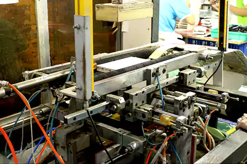 Using an automatic box folding machine to produce paper packaging boxes